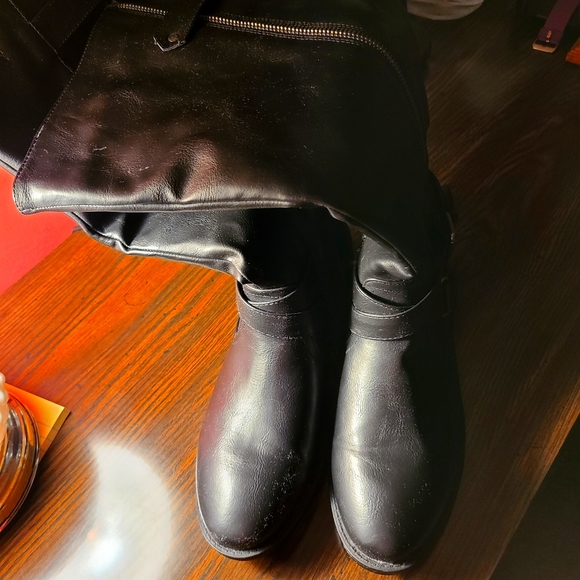 Womans Black knee high boots